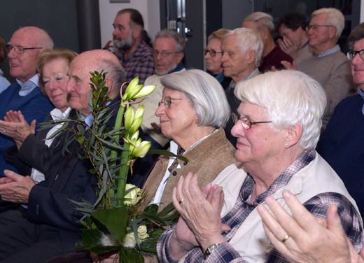 Blumen überreichte Fördervereinsvorsitzender